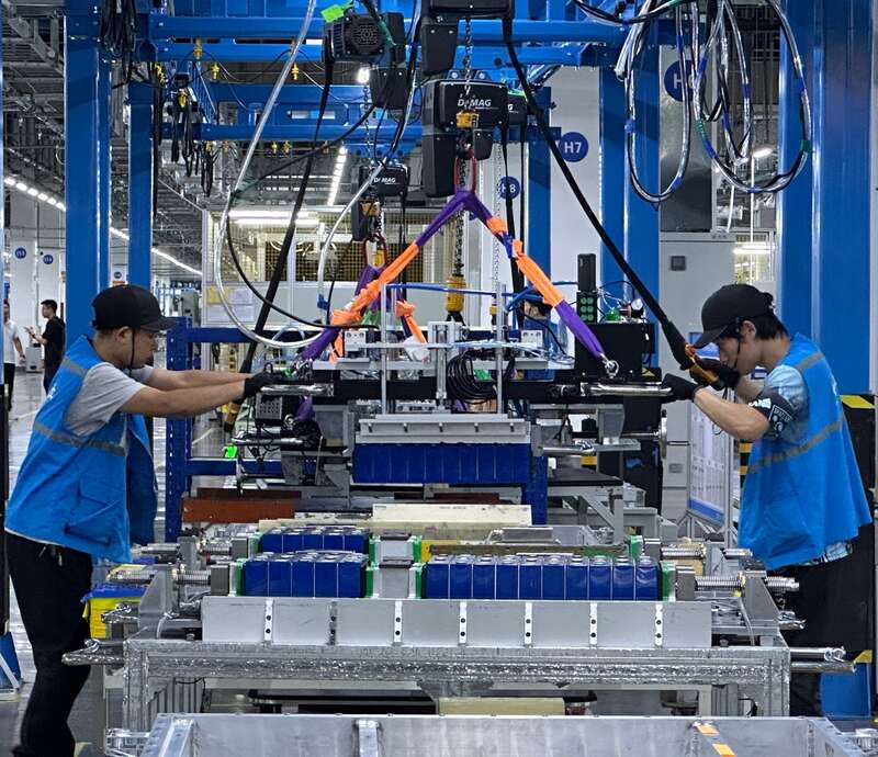 新能源汽车动力系统工厂交付现场
